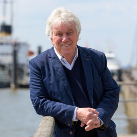 Musiker Rolf Zuckowski steht am Hamburger Hafen an der Elbe. Der Musiker feiert am 12.05.2022 seinen 75. Geburtstag.