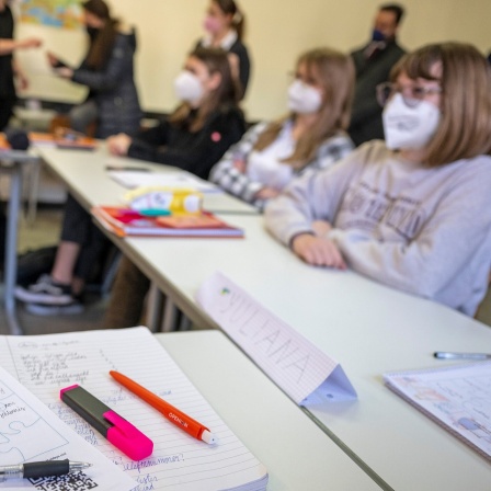 Unterrichtsmaterial liegt auf einem Tisch in einer Willkommensklasse für aus der Ukraine geflüchtete Kinder am Lessing-Gymnasium.
