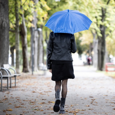 Eine Frau mit einem Regenschirm