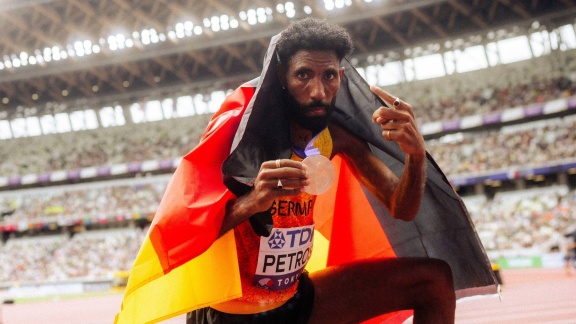 Sportschau Leichtathletik-wm 2025 - Marathon Der Männer - Die Siegerehrung Mit Amanal Petros