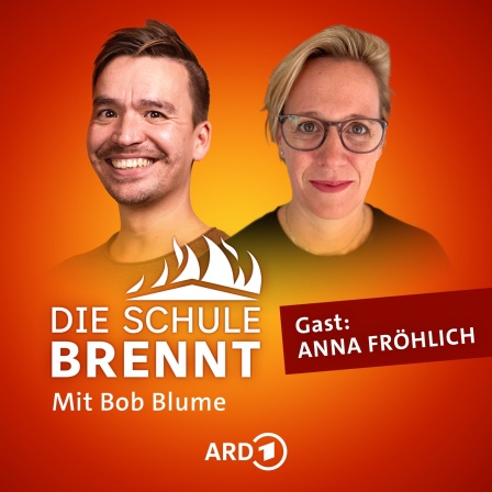 Anna Fröhlich und Bob Blume auf dem Podcast-Cover von &#034;Die Schule brennt - Mit Bob Blume&#034;