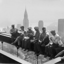 Arbeiter machen Mittagspause auf dem Stahlträger eines Hochhauses im Jahr 1932