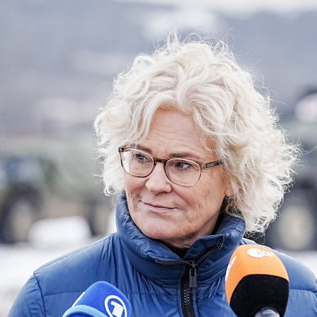 Bundesverteidigungsministerin Christine Lambrecht (SPD) spricht in mehrere Mikrofone