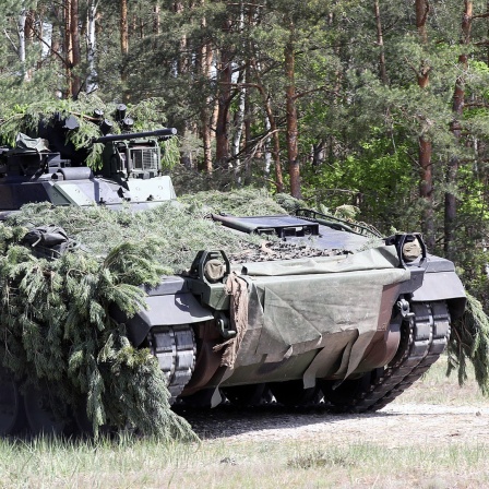 Torgelow: Panzergrenadiere der Panzergrenadierbrigade 41 "Vorpommern" sind im Rahmen der Übung "Haffsturm" mit dem Schützenpanzer "Marder" auf dem Truppenübungsplatz Jägerbrück unterwegs.
