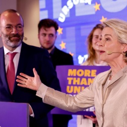 Belgien, Brüssel: Die Präsidentin der Europäischen Kommission Ursula von der Leyen (r) spricht neben EVP-Chef Manfred Weber während einer Veranstaltung in der Zentrale der Europäischen Volkspartei.
