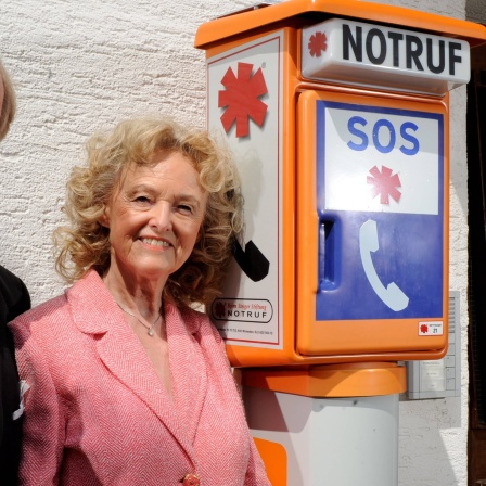Siegfried und Ute Steiger, die Gründer der "Björn Steiger Stiftung", stehen vor ihrem Haus in Winnenden neben einer Notrufsäule