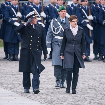 Annegret Kramp-Karrenbauer bei Gelöbnis vor dem Reichstagsgebäude