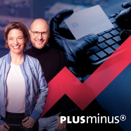 Auf dem Foto ist eine Kreditkarte, die von Händen in schwarzen Lederhandschuhen gehalten wird, und eine Tastatur zu sehen. Kriminelle haben es auf unsere Bankkonten abgesehen und werden immer professioneller. Das Geld ist dann meist weg. Sind wir daran selbst schuld? Können wir die Tricks der Täter überhaupt noch erkennen oder könnten uns die Banken besser schützen?