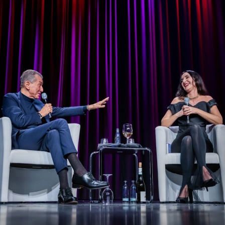 Mirna Funk, Schriftstellerin, und Michel Friedman, Publizist, sprechen bei der Buchvorstellung von Funks "Von Juden lernen" in der Urania Berlin (Bild: picture alliance/dpa/Christoph Soeder)