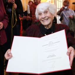 Kinderärztin Ingeborg Syllm-Rapoport hält am 9.6.2015 in Hamburg bei der Übergabe ihre Promotionsurkunde im Universitätsklinikum Hamburg-Eppendorf (UKE). Im Alter von 102 Jahren hat die Ärztin ihre mündliche Promotionsprüfung am UKE erfolgreich nachgeholt. Syllm-Rapoport hatte ihre Dissertationsschrift über Diphtherie bereits 1937/38 angefertigt, die Zulassung zur mündlichen Prüfung war ihr aber wegen ihrer jüdischen Abstammung von den nationalsozialistischen Hochschulbehörden verwehrt worden.