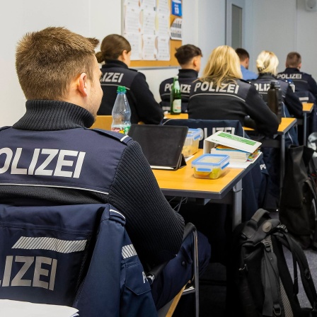 Besucher beim Hochschulinformationstag an der Hochschule der Sächsischen Polizei