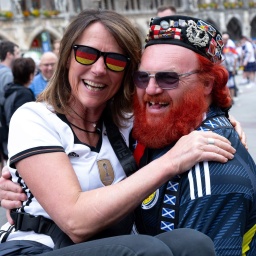  Fans von Schottland und Deutschland feiern vor dem EM-Spiel 