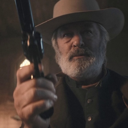 Alec Baldwin mit einer Waffe im Western &#034;Rust&#034;.