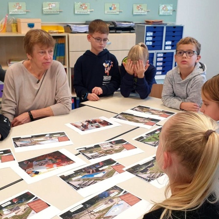 Die Bürgermeisterin von Balow mit Kindern bei der Planung.