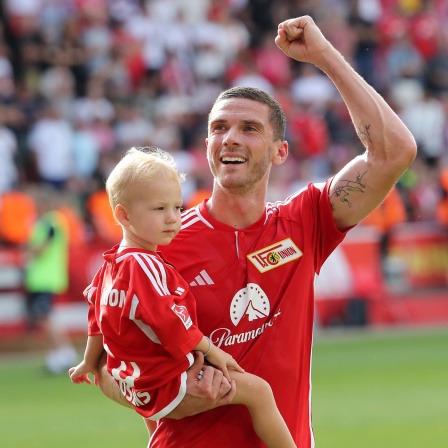 Robin Gosens (Union) mit Sohn feiert Sieg vor den Fans