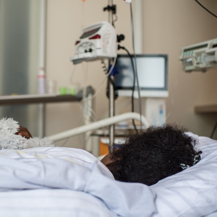 Ein Mädchen liegt im Krankenhaus.