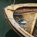 Ein altes Boot im Wasser
