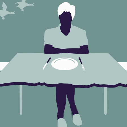 Frau an einem Esstisch mit leerem Teller vor sich