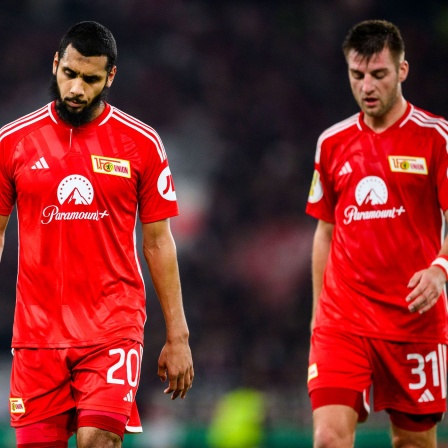 Union Berlins Aïssa Laidouni (l.) und Robin Knoche (r.) nach der Auswärtsniederlage gegen den VfB Stuttgart in der 2. Runde des DFB-Pokals (Bild: dpa / Tom Weller)