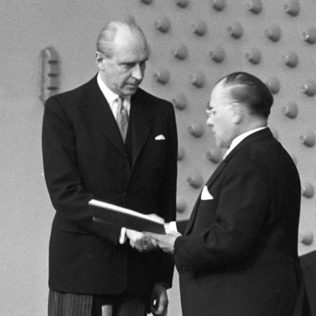 Bundestagspräsident Eugen Gerstenmaier (M) verliest die Eidesformel, links der Wehrbeauftragte Helmut von Grolman (l). 