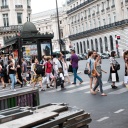 Zahlreiche Menschen überqueren den Zebrastreifen im Zentrum von Paris