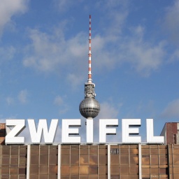 Das Wort "Zweifel" steht in Neon-Buchstaben auf dem Dach des ehemaligen Palastes der Republik in Berlin © dpa/Jens Kalaene