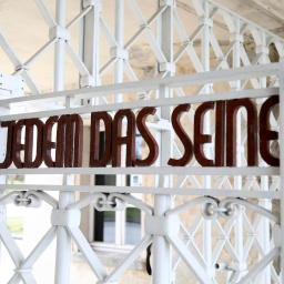 'Jedem das Seine' steht am Eingangstor des ehemaligen Konzentrationslagers Buchenwald, aufgenommen bei der Kranzniederlegung zum 80. Jahrestag der Befreiung des Konzentrationslagers Buchenwald und Mittelbau-Dora. Weimar, 06.04.2025