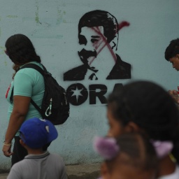 Ein Graffiti-Portrait von Nicolás Maduro auf einer Wand wurde mit einem X übermalt.