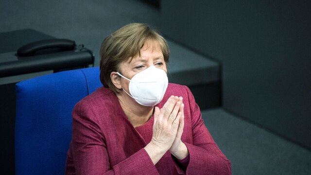 Bundeskanzlerin Angela Merkel in weißer FFP2-Maske mit gefalteten Händen