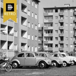 Berlin, Aufnahme ca 1967, Oldtimer auf einem Parkplatz vor einem Wohngebäude