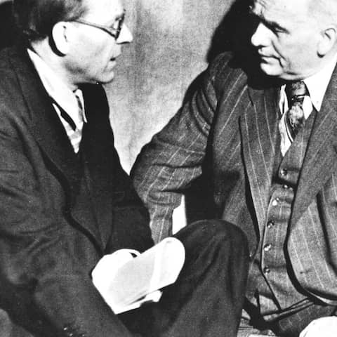 Otto Grotewohl (SPD) und Wilhelm Pieck (KPD) (r.) in einer Pause des SED-Vereinigungsparteitags 1946