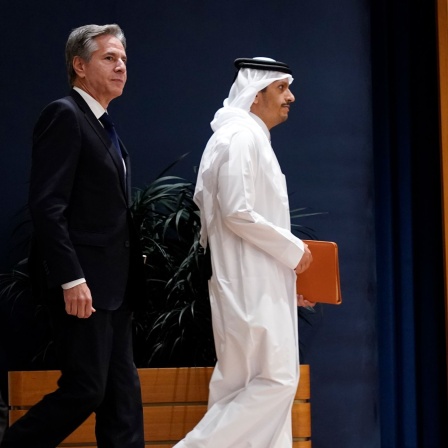Antony Blinken (l.), Außenminister der USA, und Mohammed bin Abdulrahman Al Thani, Premierminister und Außenminister von Katar, treffen sich, um über den Krieg in Gaza zu sprechen (Bild: picture alliance / Jacquelyn Martin)