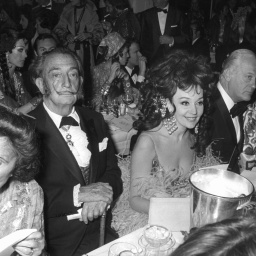 Der weltbekannte spanische Surrealist Salvador Dali und seine Ehefrau und Muse Gala bei einem Besuch der neuen Revue im "Lido" in Paris. Die Aufnahme stammt vom 12. November 1969.