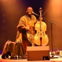 Der südafrikanische Cellist Abel Selaocoe bei einem Konzert 2022 in London.