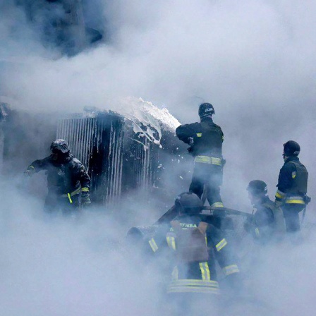 Auf diesem vom ukrainischen Notdienst zur Verfügung gestellten Bild löschen Feuerwehrleute ein Feuer nach einem russischen Raketenangriff in der Region Dnipropetrowsk.