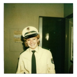Esther Lindemann mit Polizeimütze