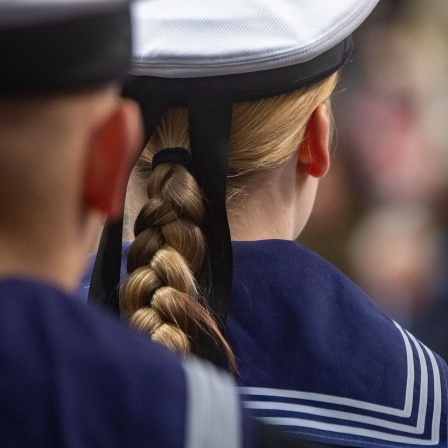 Bundeswehr-Rekruten nehmen am feierlichen Gelöbnis in der Vogelsanghalle in Kramerhof teil. 190 neue Soldatinnen und Soldaten der Marinetechnikschule Parow sind in der Vogelsanghalle in Kramerhof vereidigt worden. 