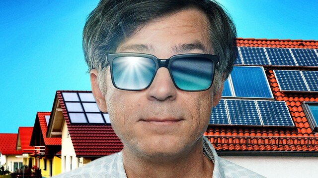 Montage: Ralph Caspers mit verspiegelter Sonnenbrille vor Solarstromanlagen