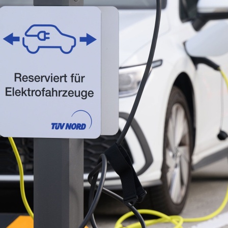 Elektroauto Volkswagen e-Golf steht mit einem Ladekabel auf einem Parkplatz der Konzernzentrale vom Tüv Nord (Bild: picture alliance/dpa/Julian Stratenschulte)