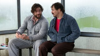 Johannes (Ronald Zehrfeld) und Ralf (Felix Kramer) sehen sich Fotos auf dem Handy an; Quelle: rbb/Frédéric Batier