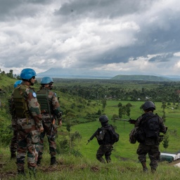 Blauhemsoldaten stehen während einer Übung bewaffnet auf einem Hügel im Kongo.