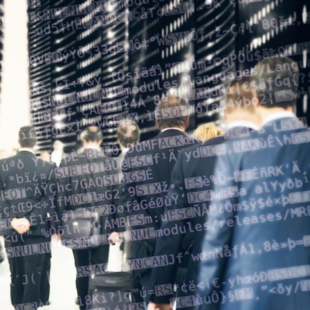 Geschäftsleute mit Programmcode und abstraktem Business Hintergrund