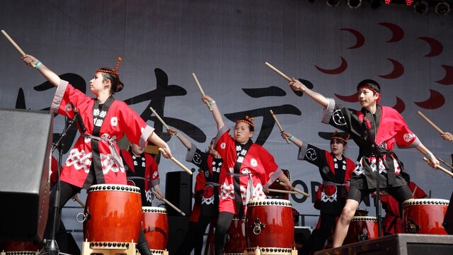 Düsseldorf, Japantag 2014: Eine deutsch-japanische Taiko Gruppe schlägt auf ihre japanischen Trommeln