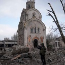 Ein ukrainischer Soldat fotografiert eine beschädigte Kirche nach einem Bombenangriff in der Ukraine.