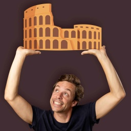 Eine Collage bei der Tobi ein altes römisches Gebäude über seinen Kopf hält. | Bild: BR