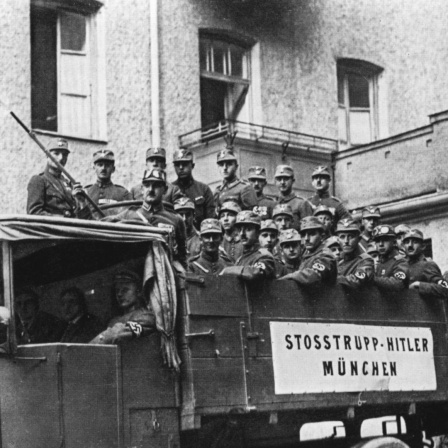 Schwarzweißfoto eines Stoßtrupps auf einer Lkw-Ladefläche, aufgenommen im November 1923, zur Zeit von Adolf Hitlers Putschversuch im Münchner Bürgerbräukeller