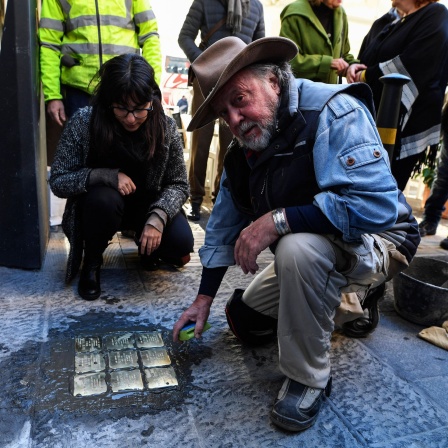 Gunter Demnig, Künstler und Initiator der Stolpersteine-Pose zum Gedenken an die Opfer des Nationalsozialismus, platziert Stolpersteine ​​in Neapel.