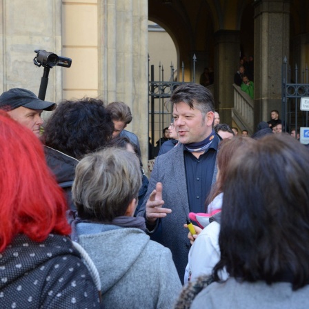 Zittaus Oberbürgermeister Thomas Zenker spricht mit Demonstrierenden vor dem Rathaus.
