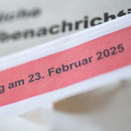 Eine geöffnete amtliche Wahlbenachrichtigung zur Wahl zum deutschen Bundestag am 23. Februar 2025