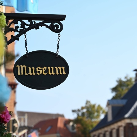 Das historische Museumsschild über dem Eingang eines Heimatmuseums